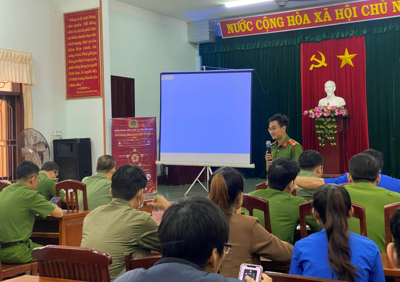Ra quân tuyên truyền, hướng dẫn đăng ký, kích hoạt tài khoản Định danh điện tử trên Ứng dụng VneID -0