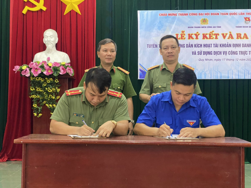 Ra quân tuyên truyền, hướng dẫn đăng ký, kích hoạt tài khoản Định danh điện tử trên Ứng dụng VneID -0