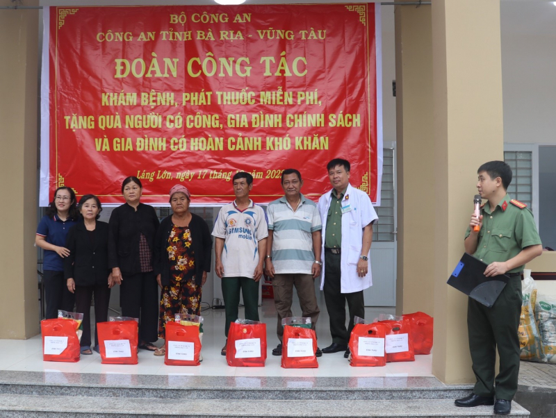 Công an tỉnh Bà Rịa-Vũng Tàu thăm hỏi và tặng quà Mẹ Việt Nam Anh hùng 105 tuổi -0