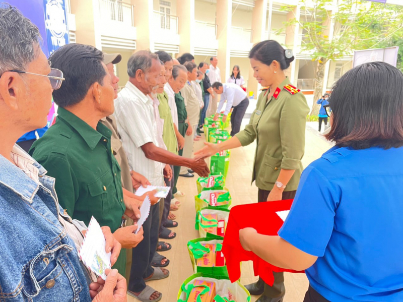 Ngày Thanh niên tuyên truyền pháp luật phòng, chống tội phạm, ra quân xử lý môi trường -0