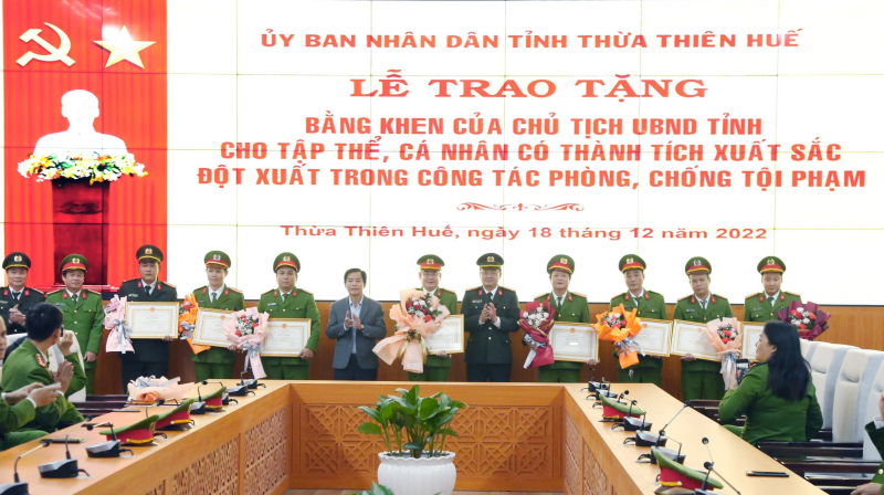 Khen thưởng ban chuyên án triệt phá đường dây ma túy từ Lao Bảo về Huế -0