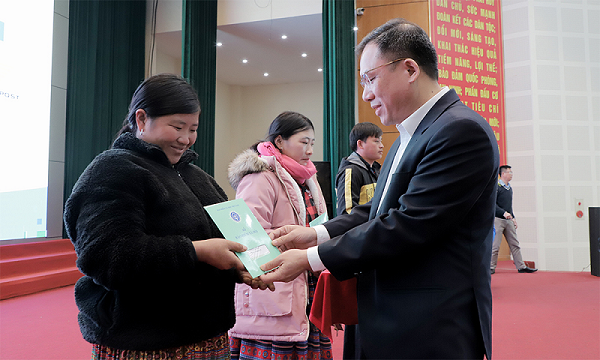 Trao tặng sổ BHXH, thẻ BHYT tại tỉnh Sơn La, Hòa Bình -0