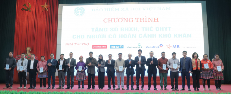 Trao tặng sổ BHXH, thẻ BHYT tại tỉnh Sơn La, Hòa Bình -0