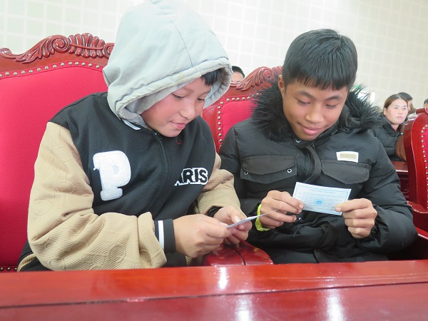 Trao tặng sổ BHXH, thẻ BHYT tại tỉnh Sơn La, Hòa Bình -0