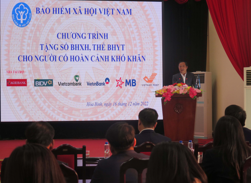 Trao tặng sổ BHXH, thẻ BHYT tại tỉnh Sơn La, Hòa Bình -0