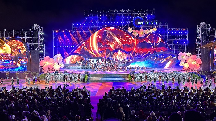 Chàng Lửa và nàng Nước trong đêm hội hoa -0