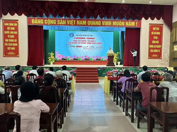 Mang Tết sớm đến với người dân nghèo -0