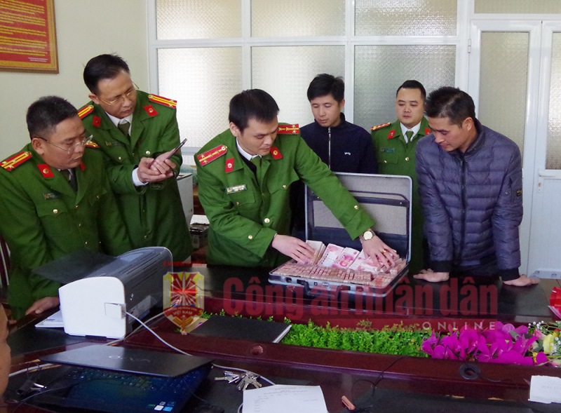 Vận chuyển trái phép lượng ngoại tệ giá trị 2 tỷ đồng -0