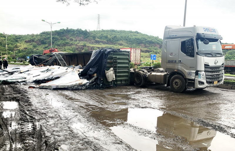Cảnh báo từ 3 vụ tai nạn ô tô trên QL1A ở Phú Yên khi đường trơn, mưa dầm -0