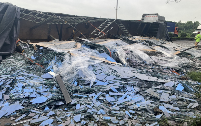 Cảnh báo từ 3 vụ tai nạn ô tô trên QL1A ở Phú Yên khi đường trơn, mưa dầm -1