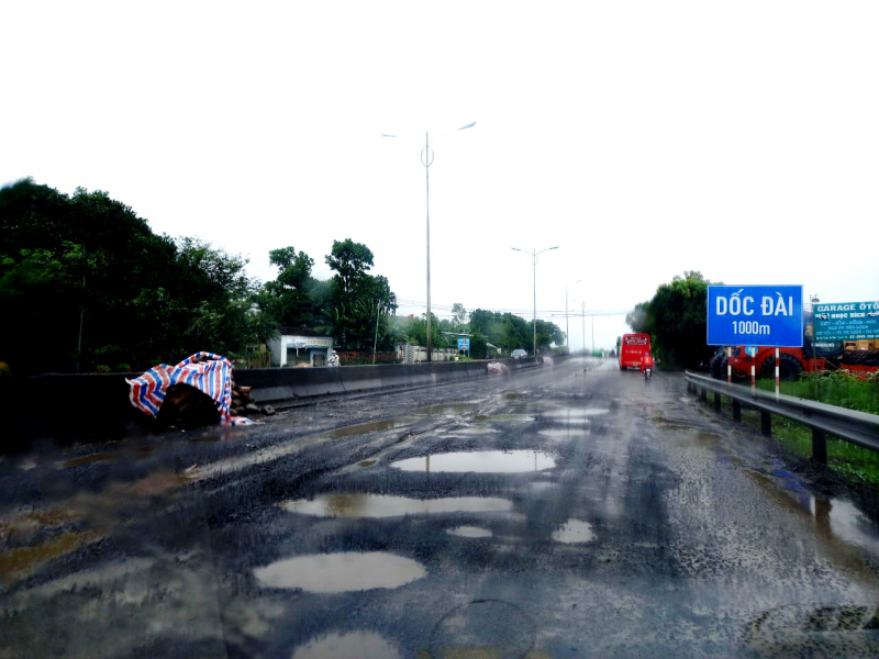 Cảnh báo từ 3 vụ tai nạn ô tô trên QL1A ở Phú Yên khi đường trơn, mưa dầm -0