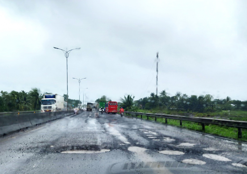 Cảnh báo từ 3 vụ tai nạn ô tô trên QL1A ở Phú Yên khi đường trơn, mưa dầm -1