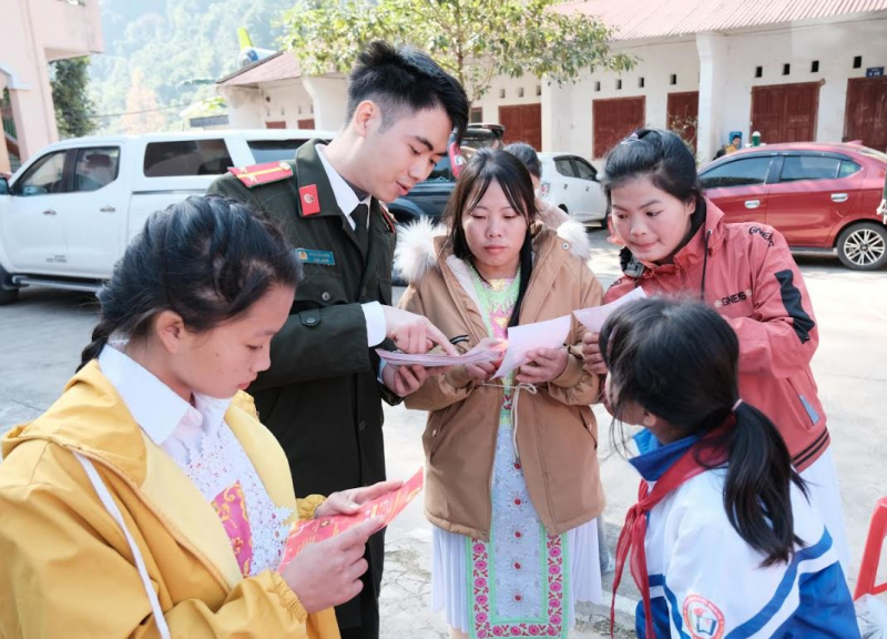 Mang đông ấm về với bà con nhân dân vùng cao -0