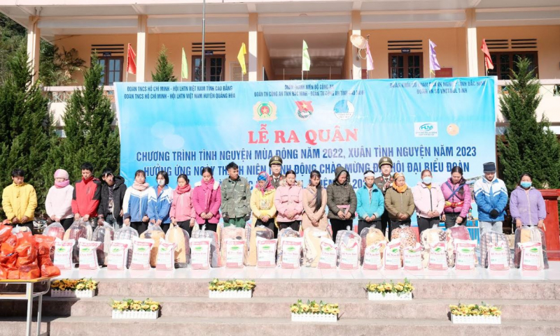 Mang đông ấm về với bà con nhân dân vùng cao -1