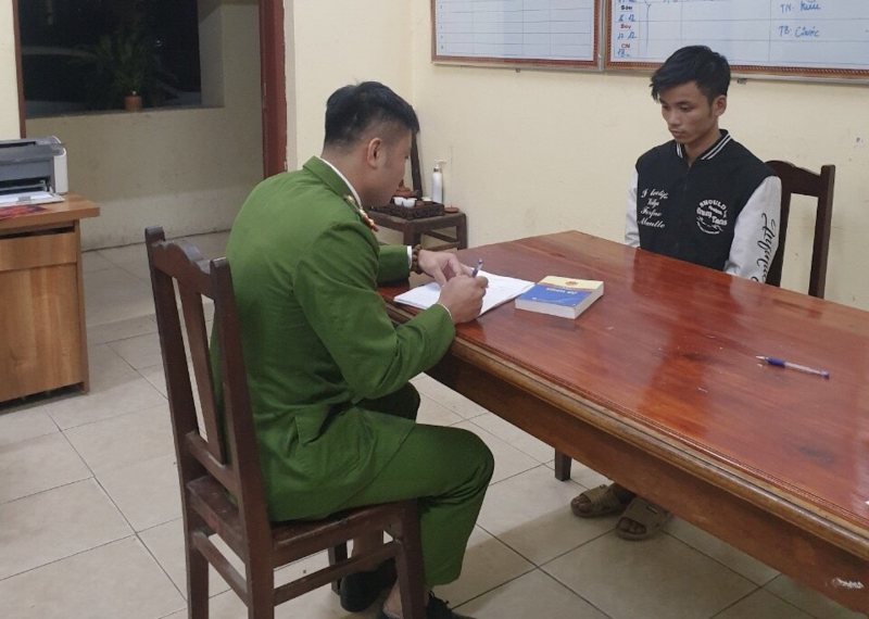 Mâu thuẫn tình cảm, đổ xăng đốt nhà bạn gái  -0