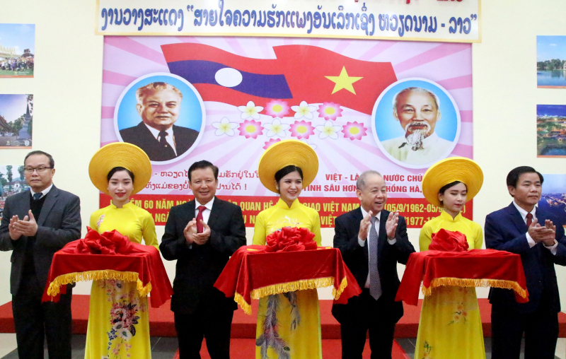 Exhibition highlights Vietnam - Laos diplomatic ties -0