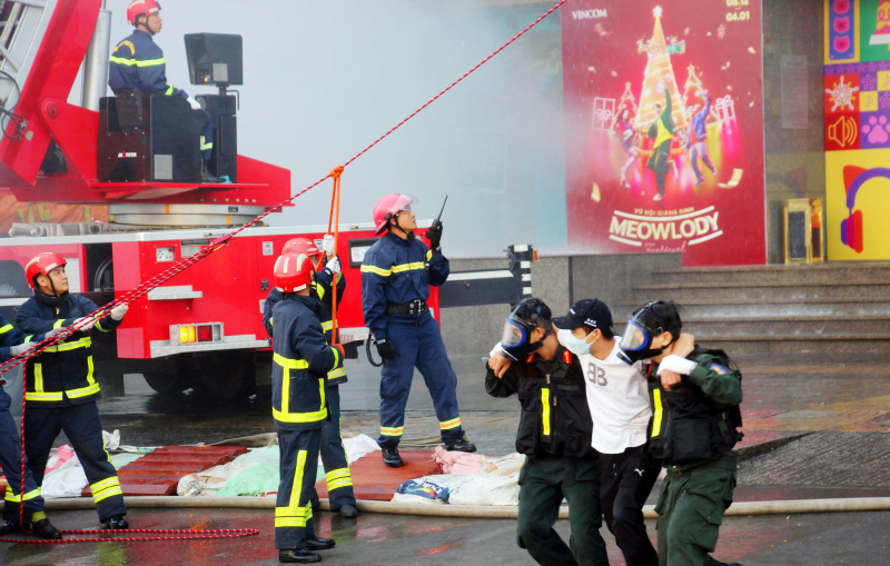 Cần Thơ thực tập phương án chữa cháy và cứu nạn cứu hộ tại Trung tâm thương mại Vincom Plaza -0
