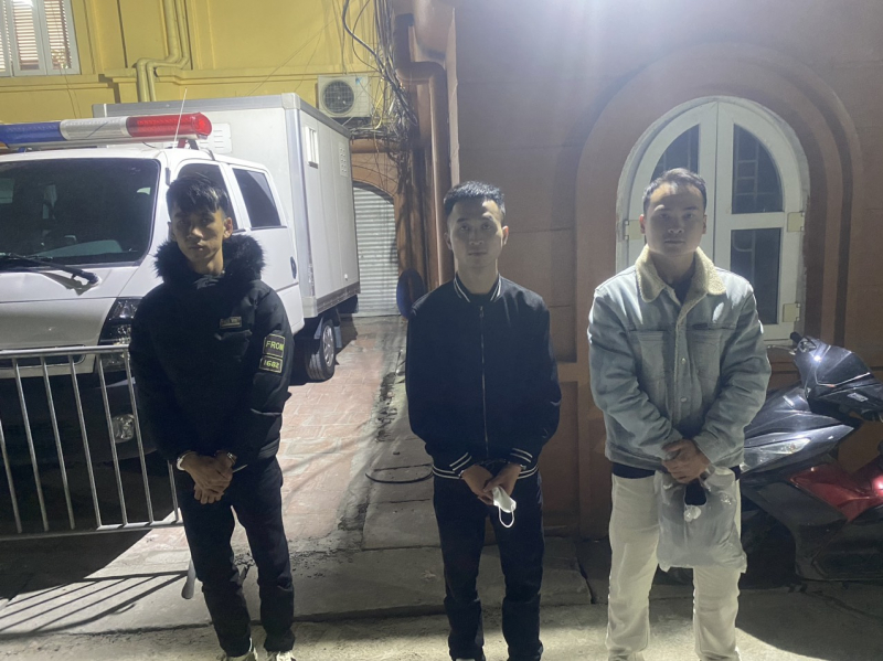 Thuê nhiều nhân viên nữ quán bar đến sử dụng ma túy ở chung cư cao cấp -0