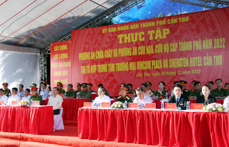 Cần Thơ thực tập phương án chữa cháy và cứu nạn cứu hộ tại Trung tâm thương mại Vincom Plaza -0