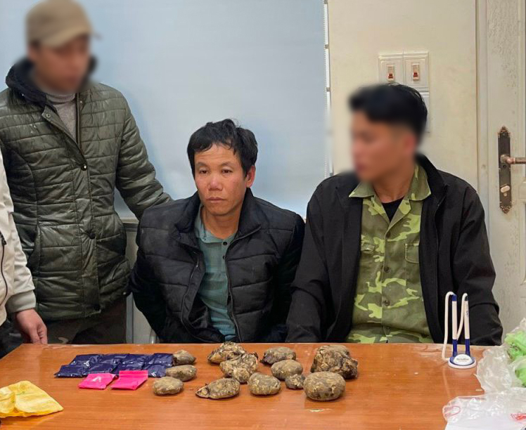 “Ôm” 2000 viên hồng phiến và 2 kg thuốc phiện đi bán thì bị bắt -0