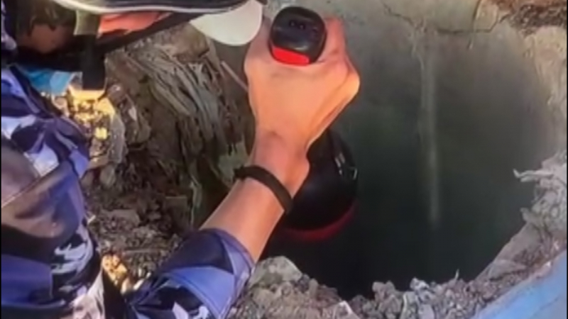 Cứu bé gái rơi xuống hố ép cọc bê tông sâu gần 15 m -0