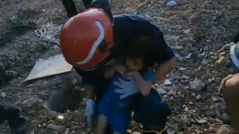 Cứu bé gái rơi xuống hố ép cọc bê tông sâu gần 15 m -0