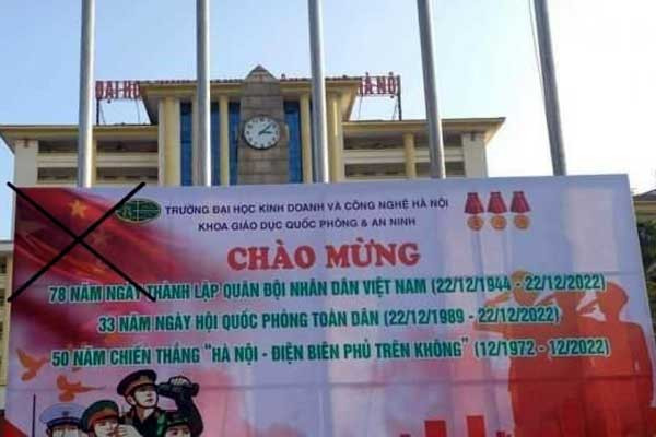 Đình chỉ 2 cán bộ trường đại học vì in pano có hình cờ Trung Quốc -0