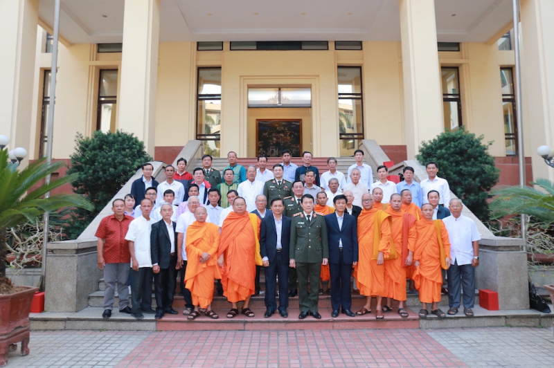 Thứ trưởng Lương Tam Quang tiếp đoàn đại biểu là chức sắc tôn giáo, người có uy tín trong dân tộc thiểu số tỉnh Sóc Trăng  -0