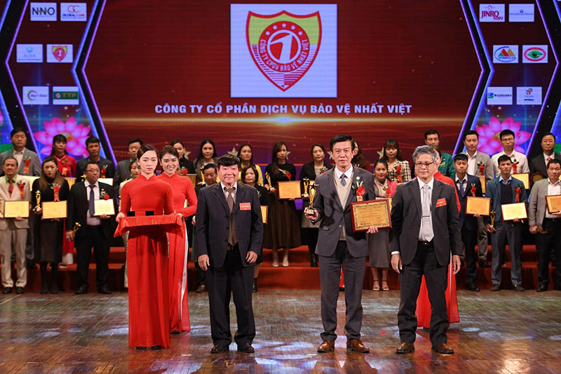 Bảo vệ Nhất Việt được vinh danh Top 10 doanh nghiệp xuất sắc đất Việt 2022 -0