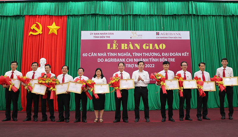 Agribank Bến Tre bàn giao 60 căn nhà an sinh xã hội -1