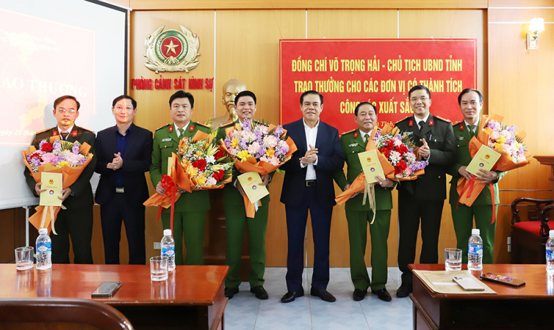 Trao thưởng cho các lực lượng có thành tích xuất sắc trong đấu tranh phòng, chống tội phạm -0