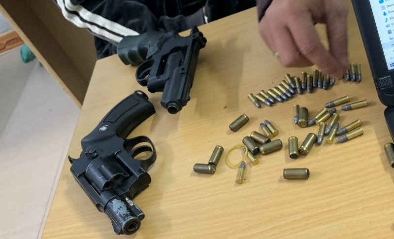 Tập thể dục phát hiện 2 khẩu súng rulô và hàng chục viên đạn - Báo Công ...