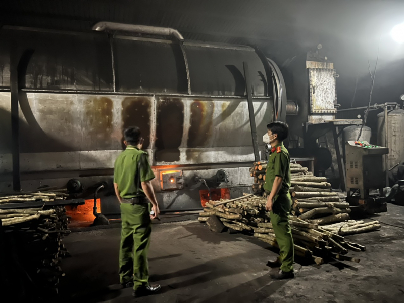 Đốt trái phép hàng chục tấn chất thải ngay trong khu công nghiệp -0