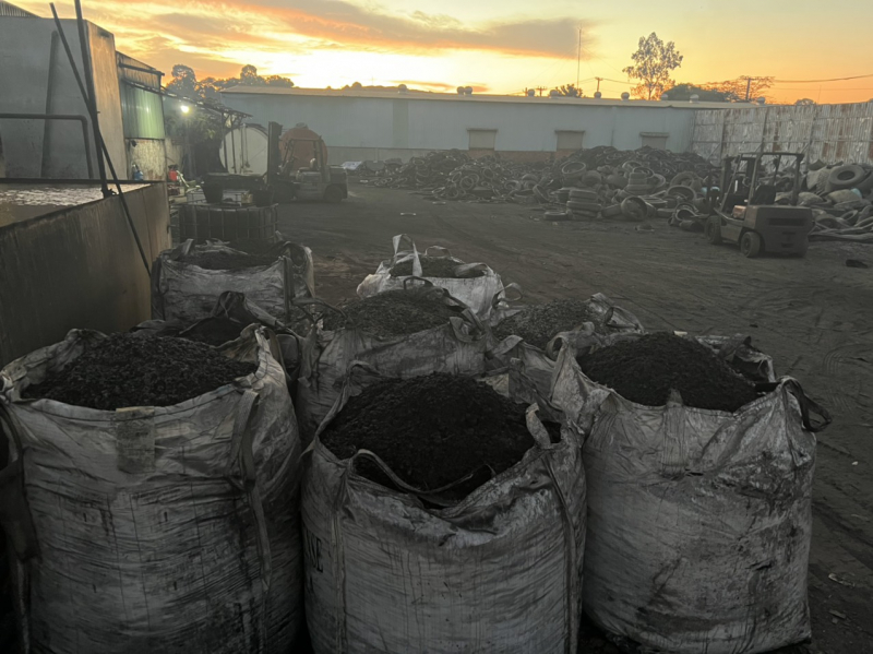 Đốt trái phép hàng chục tấn chất thải ngay trong khu công nghiệp -0