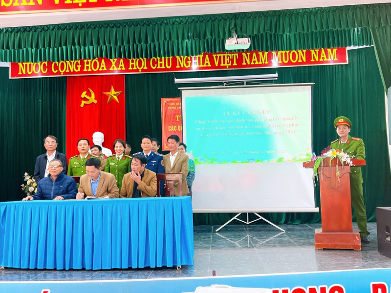 Tặng cờ Tổ quốc cho ngư dân ra khơi dịp năm mới -0