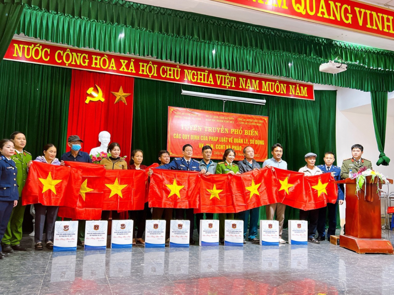 Tặng cờ Tổ quốc cho ngư dân ra khơi dịp năm mới -0