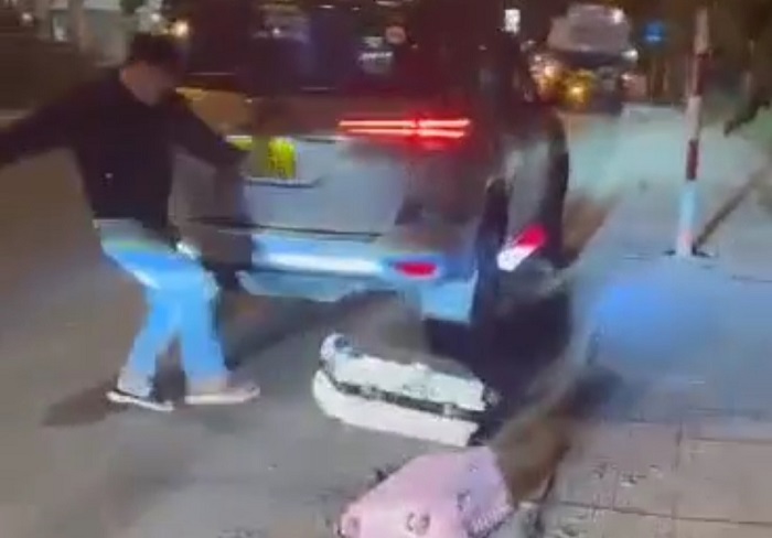 Công an làm việc với tài xế taxi văng tục, chửi mắng du khách -0
