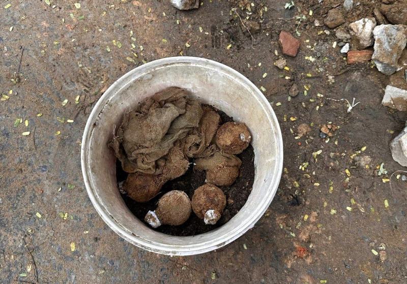 Phát hiện 10 quả lựu đạn khi đang thi công vỉa hè  -0