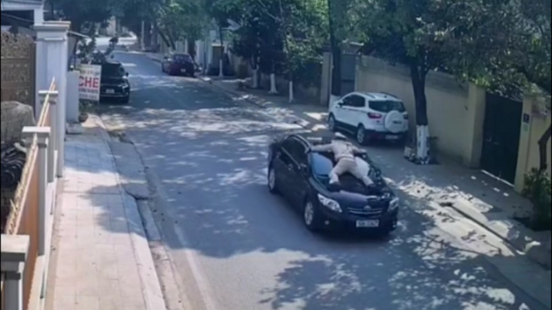Tài xế taxi hất CSGT lên nắp capo rồi bỏ chạy bị tạm giữ hình sự -0