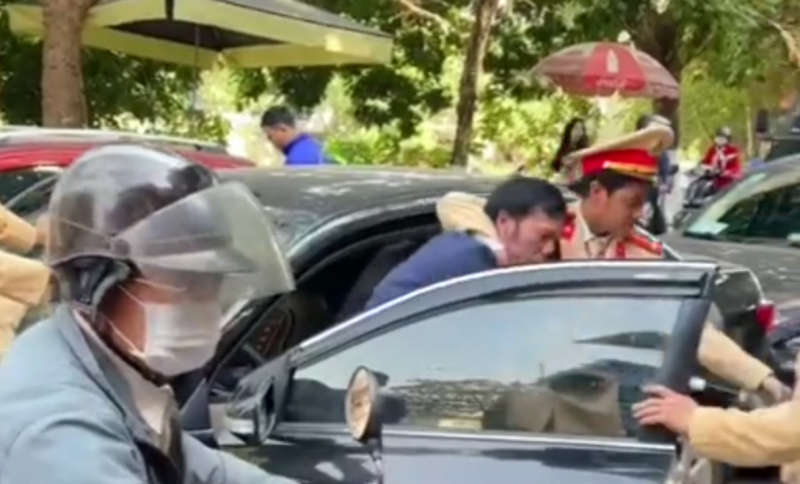 Tài xế taxi hất CSGT lên nắp capo rồi bỏ chạy bị tạm giữ hình sự -0