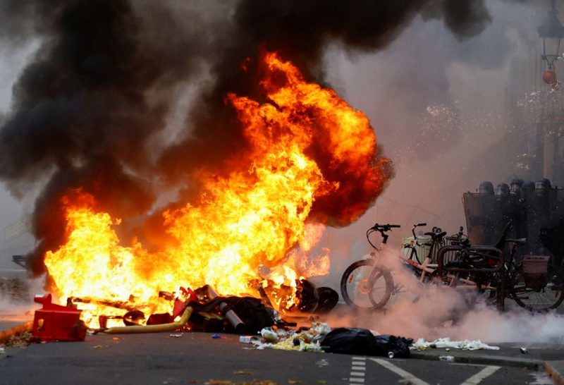 Biểu tình bạo lực lan rộng tại Paris sau vụ xả súng đẫm máu -0