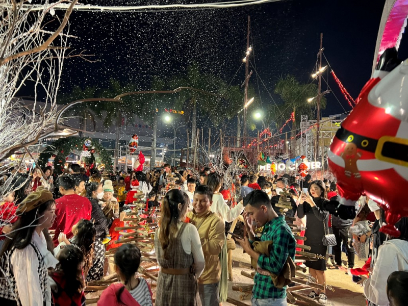 “Nụ cười hạnh phúc” trong đêm Giáng sinh  -1