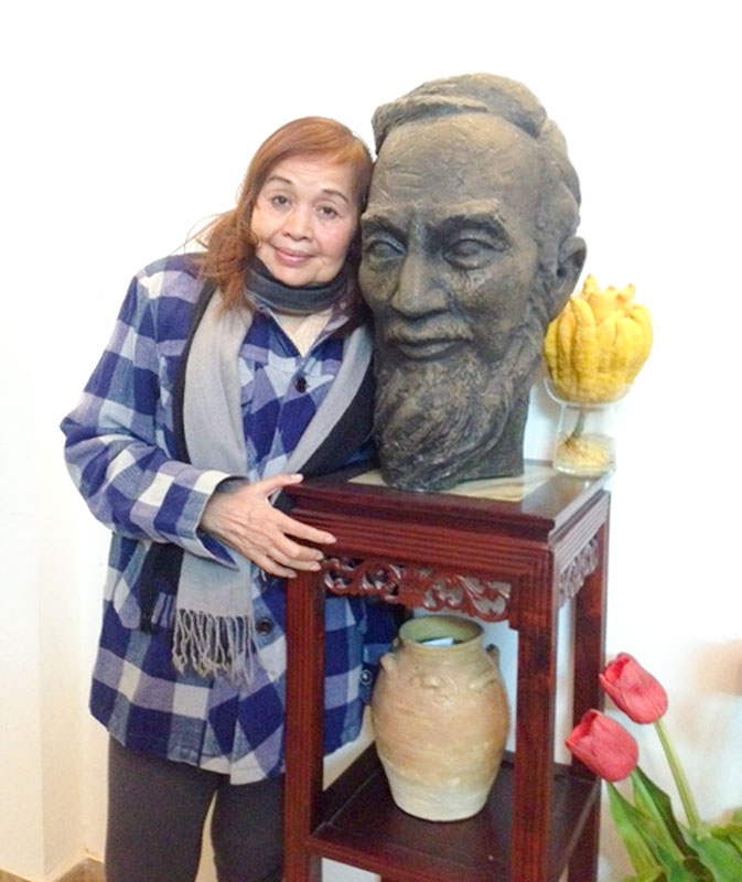 8-bà-hồng-bên-tượng-danh-họa-trần-văn-cẩn-tại-nhà-riêng.jpg -0
