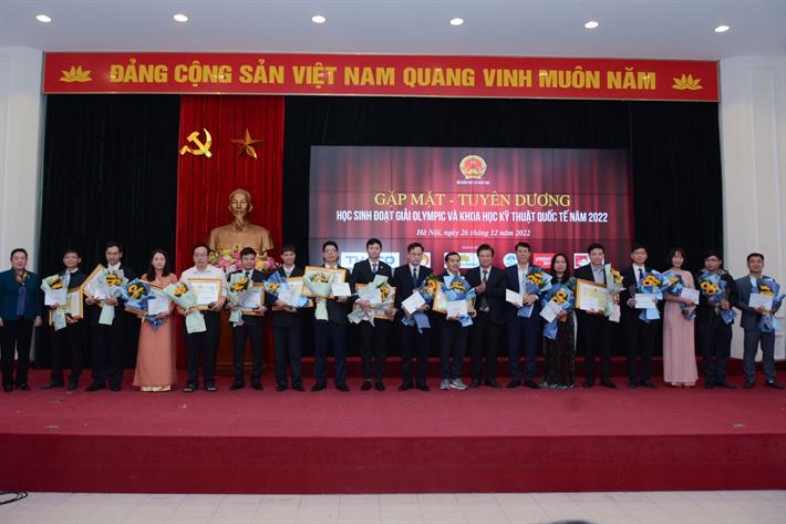 Vinh danh học sinh đoạt giải Olympic và Khoa học kỹ thuật quốc tế năm 2022 -0