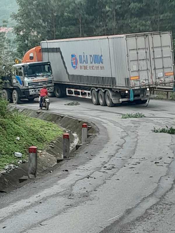 Phương tiện quá khổ quá tải vẫn thông quan vào Việt Nam -0