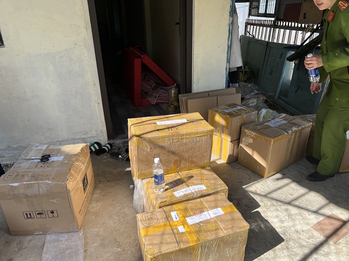 Bắt giữ 3.400 bao thuốc lá giấu trong phòng trọ -0