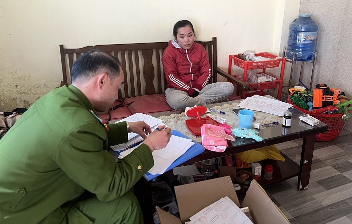 Bắt giữ 3.400 bao thuốc lá giấu trong phòng trọ -0