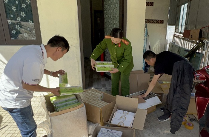 Bắt giữ 3.400 bao thuốc lá giấu trong phòng trọ -0