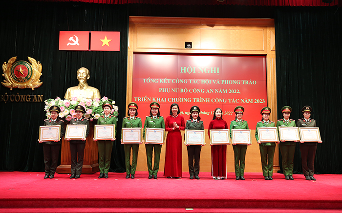 Góp phần tích cực vào sự phát triển của phong trào phụ nữ cả nước -1