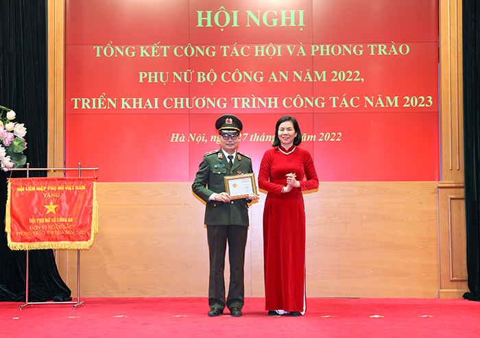 Góp phần tích cực vào sự phát triển của phong trào phụ nữ cả nước -0